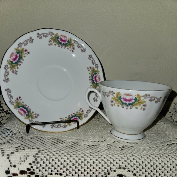 Set of 4 Lotus teacups and saucer set - Picture 2 of 10